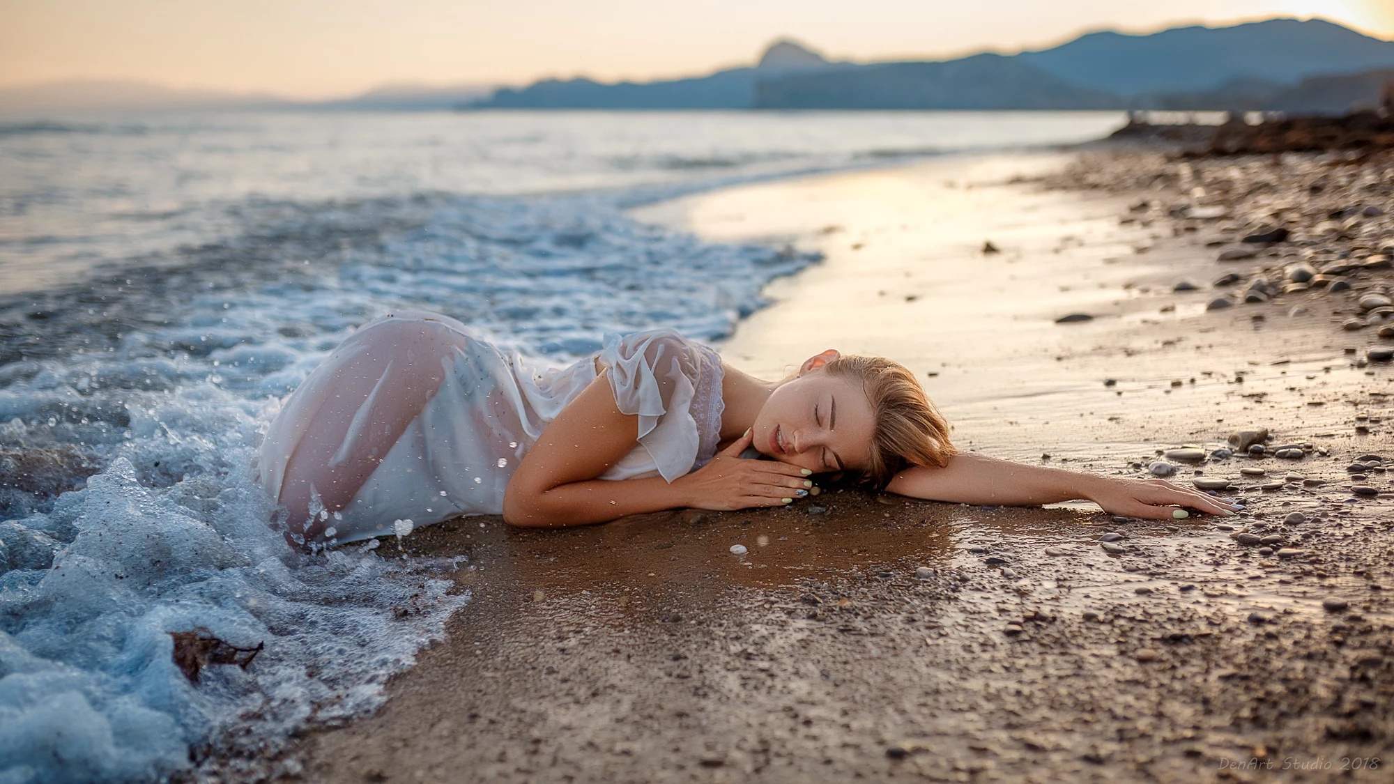 Обнаженная девица лежит на пляже