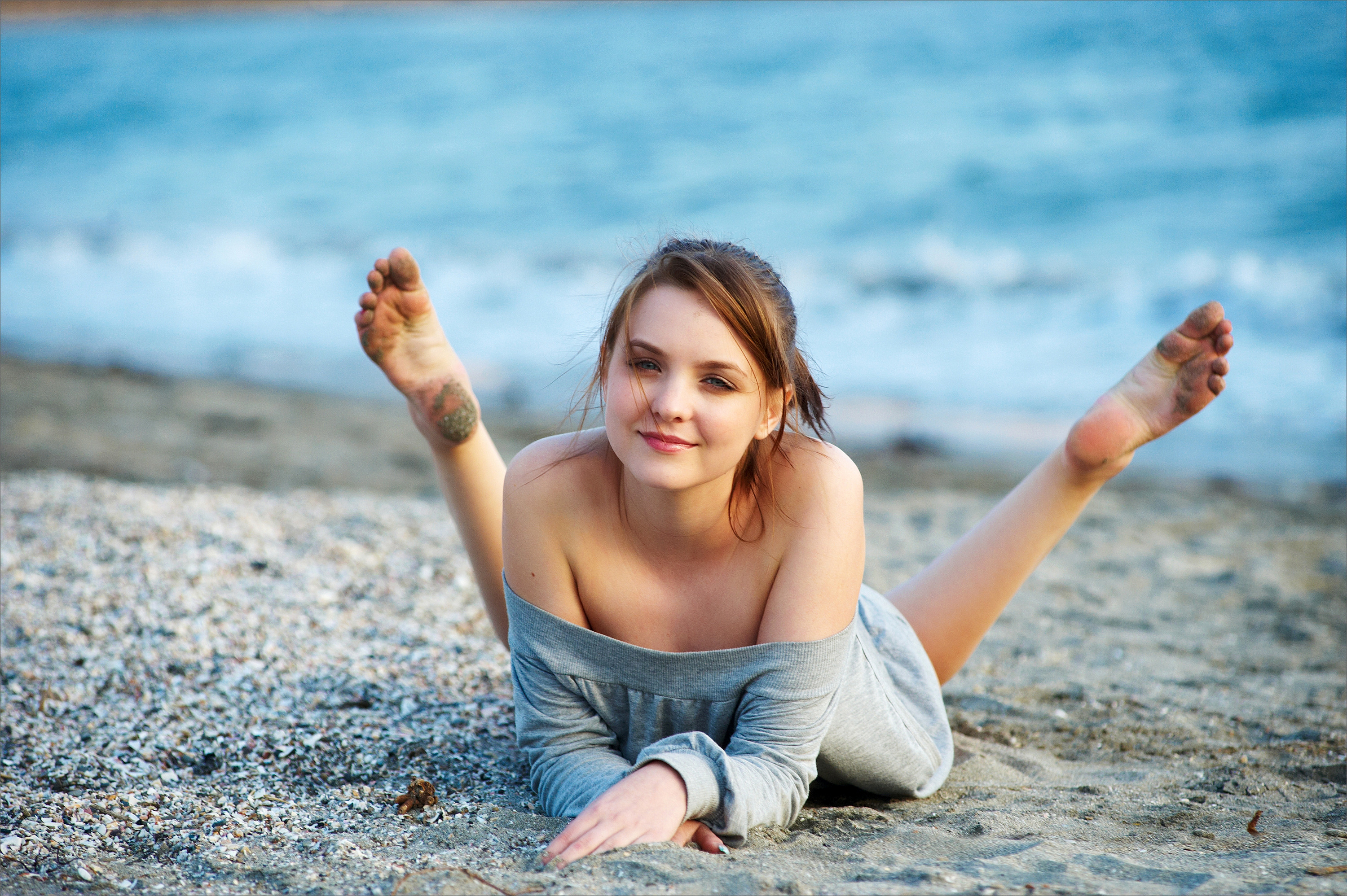 Молоденькая красотка Jenny D позирует на пляже