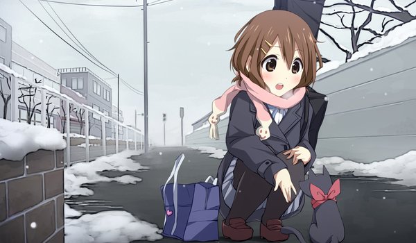 Обои на рабочий стол: hirasawa yui, k-on, аниме, бантик, гитара, девочка, доброта, дома, дорога, зима, кошка, неко, снег, улица, шарфик, юи