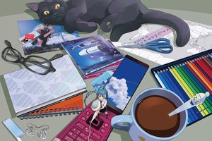 Обои на рабочий стол: hatsune miku, vocaloid, карандаши, карта, кот, кошка, кружка, мобильник, наушники, очки, стол, телефон