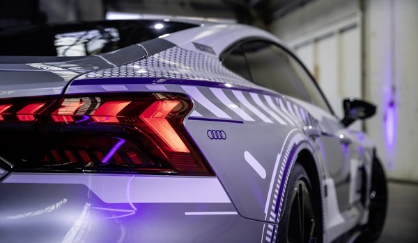 Обои на рабочий стол: 2023, Audi RS, Audi RS e-tron GT Ice Race Edition, Audi Sport GmbH, e-tron GT, Ice Race Edition, Limited Edition, Ауди, детали, е-трон, задняя часть кузова, стоп сигналы