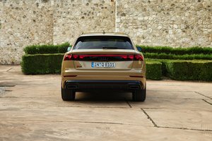 Обои на рабочий стол: Audi, Audi Q8 2024, Q8, rear