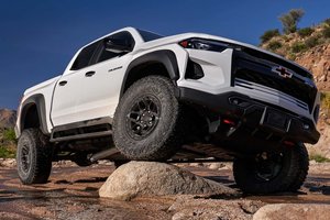 Обои на рабочий стол: 2023, Bizon, chevrolet, Chevrolet Colorado ZR2 Bizon, Colorado, ZR2, мощь, пикап, экстерьер