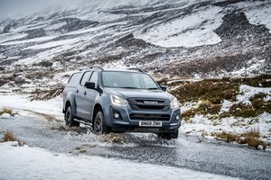 Обои на рабочий стол: 2018, D-Max, Huntsman, Isuzu, UK version, пикап, ручей, склон, снег