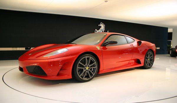 Обои на рабочий стол: ferrari, выставка, красный, феррари