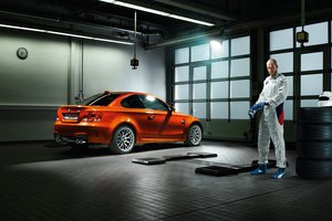 Обои на рабочий стол: BMW, бмв, гараж, гонщик, оранжевый