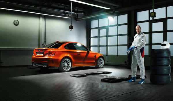 Обои на рабочий стол: BMW, бмв, гараж, гонщик, оранжевый