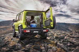 Обои на рабочий стол: Jimny, Suzuki, Suzuki Jimny, вид сзади, камни, небо, облака, открытая дверца, простор