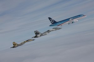 Обои на рабочий стол: два, су-35, суперджет-100