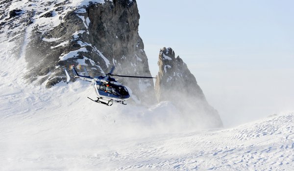 Обои на рабочий стол: ec145, eurocopter, вертолёт, горы, зима, полет, скалы, склон, снег, фото