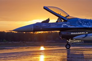 Обои на рабочий стол: f-16, fighting falcon, general dynamics, аэродром, вечер, деревья, закат, истребитель, лес, многофункциональный лёгкий, небо, облака, поколения, самолёт, четвёртого