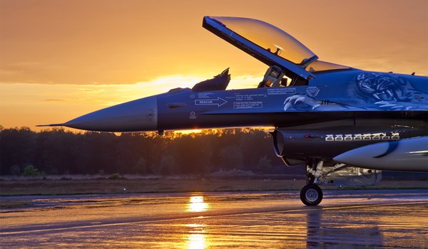 Обои на рабочий стол: f-16, fighting falcon, general dynamics, аэродром, вечер, деревья, закат, истребитель, лес, многофункциональный лёгкий, небо, облака, поколения, самолёт, четвёртого