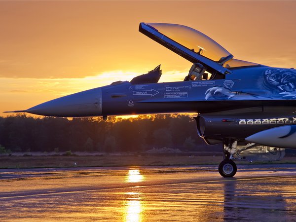 f-16, fighting falcon, general dynamics, аэродром, вечер, деревья, закат, истребитель, лес, многофункциональный лёгкий, небо, облака, поколения, самолёт, четвёртого