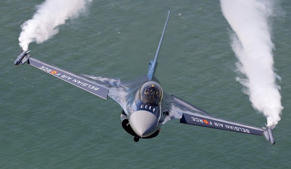 Обои на рабочий стол: belgian air force, f-16, general dynamics f-16 fighting falcon, вода, истребитель, море, полет