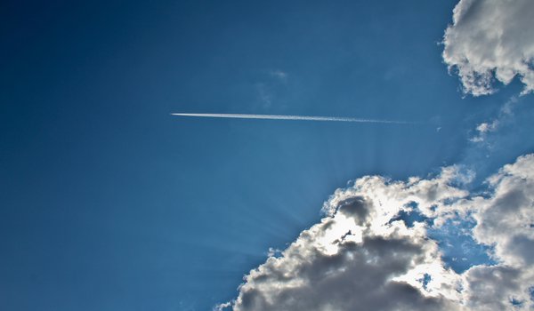 Обои на рабочий стол: airplane, blue, clouds, sky, лучи, небо, облака, самолёт, свет, синее