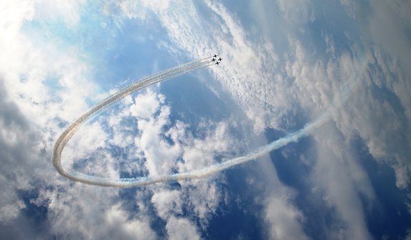 Обои на рабочий стол: истребители, кольцо, небо, облака, пилотаж, самолёты