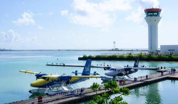 Обои на рабочий стол: Trans Maldivian, аэропорт, гидросамолёт, командно-диспетчерский пункт, КПД, мальдивы, поплавковый гидросамолет, самолёты