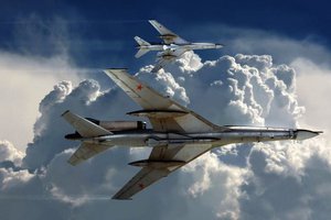 Обои на рабочий стол: aircraft, баки, небо, облака, поворот, ракеты, ту-22