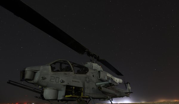 Обои на рабочий стол: AH-1W Cobra, helicopter, вертолёт, звезды, небо