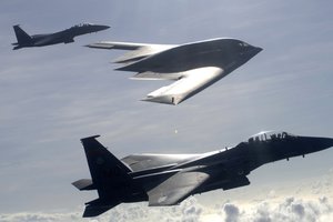 Обои на рабочий стол: B-2, F-15E, американцы, бомбардировщик, истребители, небо, полет, сопровождение