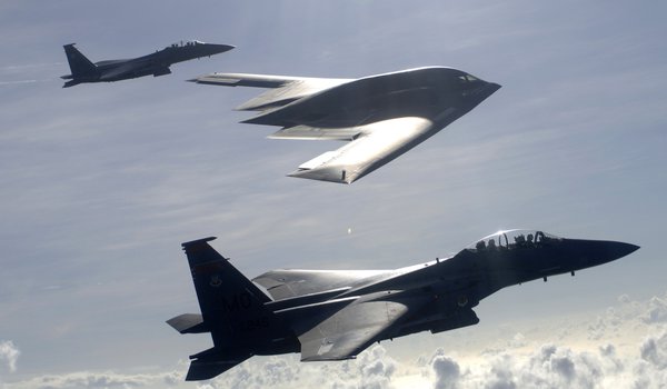Обои на рабочий стол: B-2, F-15E, американцы, бомбардировщик, истребители, небо, полет, сопровождение