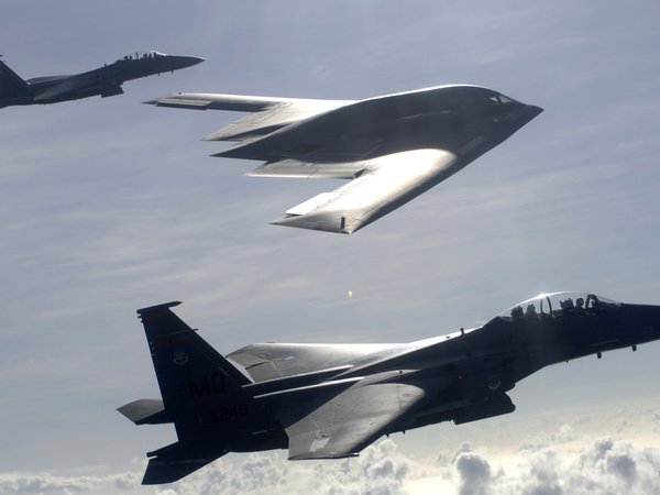 B-2, F-15E, американцы, бомбардировщик, истребители, небо, полет, сопровождение