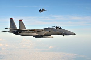 Обои на рабочий стол: F-15C Eagles, Kadena Air Base, U.S. Air Force, небо, облака, полет, япония