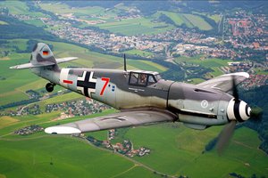 Обои на рабочий стол: Messerschmitt Bf.109, город, земля, истребитель, Мессершмитт Вf 109, небо, немецкий, одноместный, периода Второй мировой войны, поля, самолёт