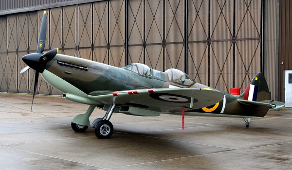 Обои на рабочий стол: Spitfire Tr.9, аэродром, британский, учебно-тренировочный самолет