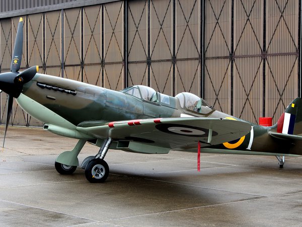 Spitfire Tr.9, аэродром, британский, учебно-тренировочный самолет