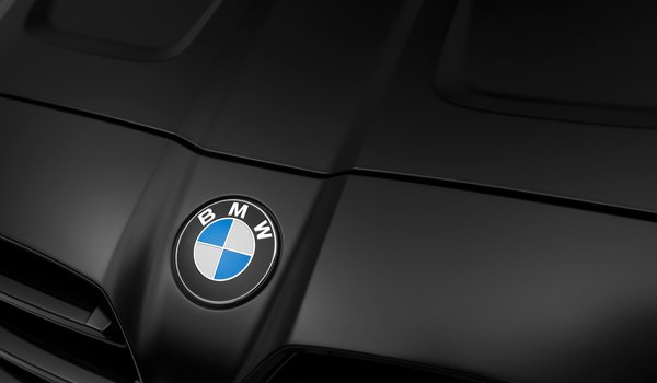 Обои на рабочий стол: BMW, Competition, Coupe, Frozen Black Metallic, G82, G83, M4, значок производителя, капот, перед, шильдик