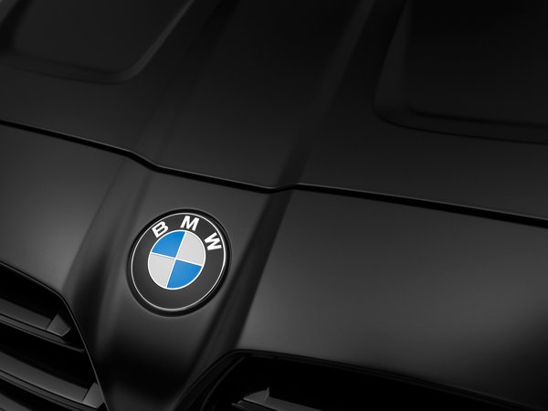 BMW, Competition, Coupe, Frozen Black Metallic, G82, G83, M4, значок производителя, капот, перед, шильдик