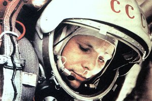 Обои на рабочий стол: скафандр, шлем, юрий гагарин