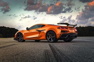 Обои на рабочий стол: C8 Z06, chevrolet, Chevrolet Corvette C8 Z06, corvette, асфальт, облака, спортивная машина, экстерьер