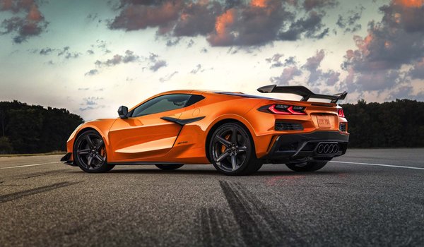 Обои на рабочий стол: C8 Z06, chevrolet, Chevrolet Corvette C8 Z06, corvette, асфальт, облака, спортивная машина, экстерьер