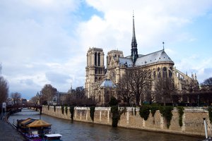 Обои на рабочий стол: notre dame de paris, катер, мост, небо, облака, париж, река, собор парижской богоматери, франция