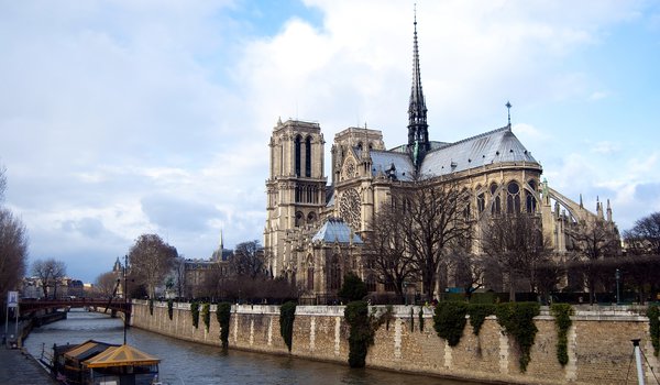 Обои на рабочий стол: notre dame de paris, катер, мост, небо, облака, париж, река, собор парижской богоматери, франция