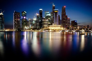 Обои на рабочий стол: вода, город, мегаполис, небоскребы, ночной, обои, огни, отражение, сингапур, фото