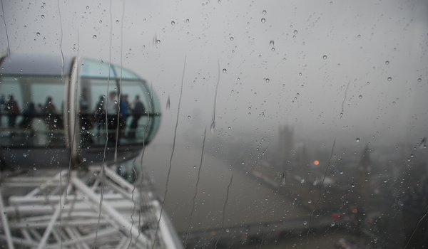 Обои на рабочий стол: city, london, london eye, аттракцион, влага, город, дождь, кабинки, капли, лондон, люди, стекло