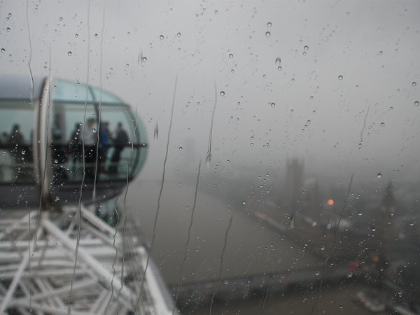 city, london, london eye, аттракцион, влага, город, дождь, кабинки, капли, лондон, люди, стекло