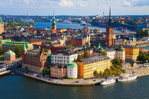 Обои на рабочий стол: stockholm, sweden, архитектура, башни, вид, высокие, гавань, горизонт, город, движение, здания, панорама, причал, скандинавия, старый, стокгольм, траффик, фото, церковь, швеция