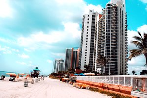 Обои на рабочий стол: florida, miami beach, высокие, голубое, город, здания, майами, море, небо, отдых, пальмы, песок, пляж, сша