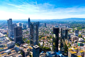 Обои на рабочий стол: frankfurt-am-main, germany, архитектура, высокие, германия, голубое, горизонт, движение, день, дома, здания, мегаполис, небо, облака, панорама, солнечный, тёплый, улицы, франкфурт-на-майне