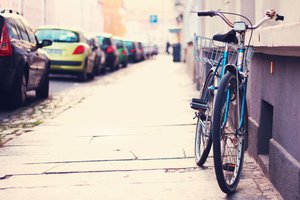 Обои на рабочий стол: alone bicycle, street, tilt-shift, велосипед, город, машины, стоянка, тротуар, улица