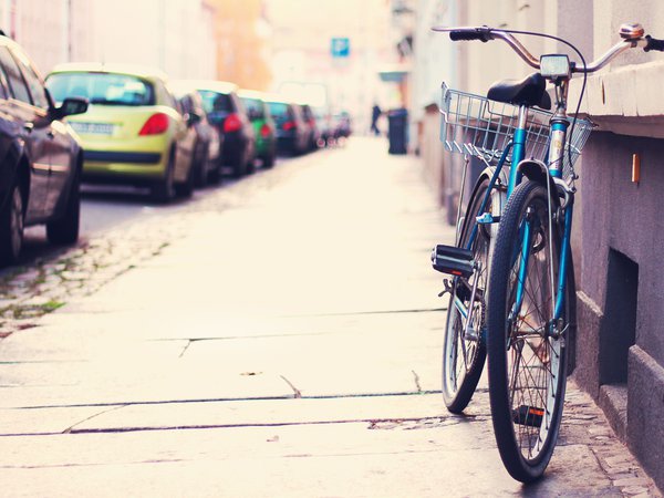 alone bicycle, street, tilt-shift, велосипед, город, машины, стоянка, тротуар, улица