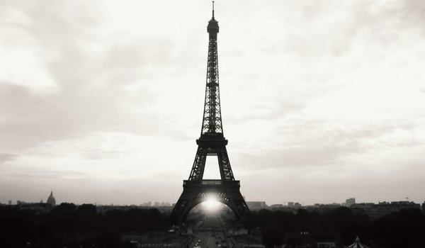 Обои на рабочий стол: city, france, paris, город, небо, париж, франция, ч/б, эйфелева башня
