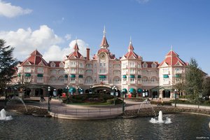 Обои на рабочий стол: disneyland, диснейленд, замок, небо, отель, париж, фонтан