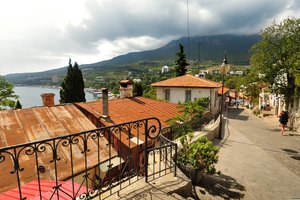 Обои на рабочий стол: деревья, дома, здания, крым, постройки, природа, улица, ялта
