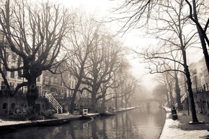 Обои на рабочий стол: amsterdam, амстердам, белое, город, деревья, дома, здания, зима, мост, нидерланды, обои, река, снег, улица, фон, фото, черное