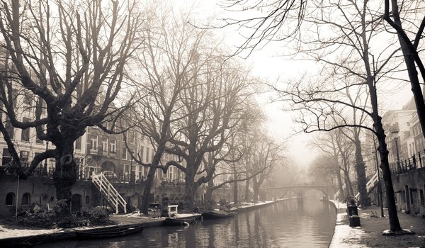 Обои на рабочий стол: amsterdam, амстердам, белое, город, деревья, дома, здания, зима, мост, нидерланды, обои, река, снег, улица, фон, фото, черное